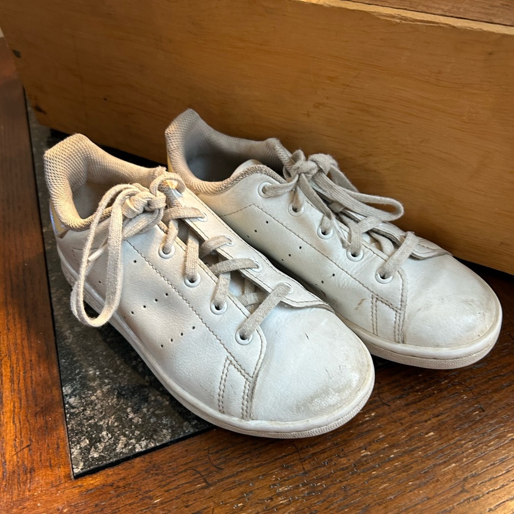 Girl’s size 1 Stan Smith white Adidas with iridescent back - Picture 2 of 14